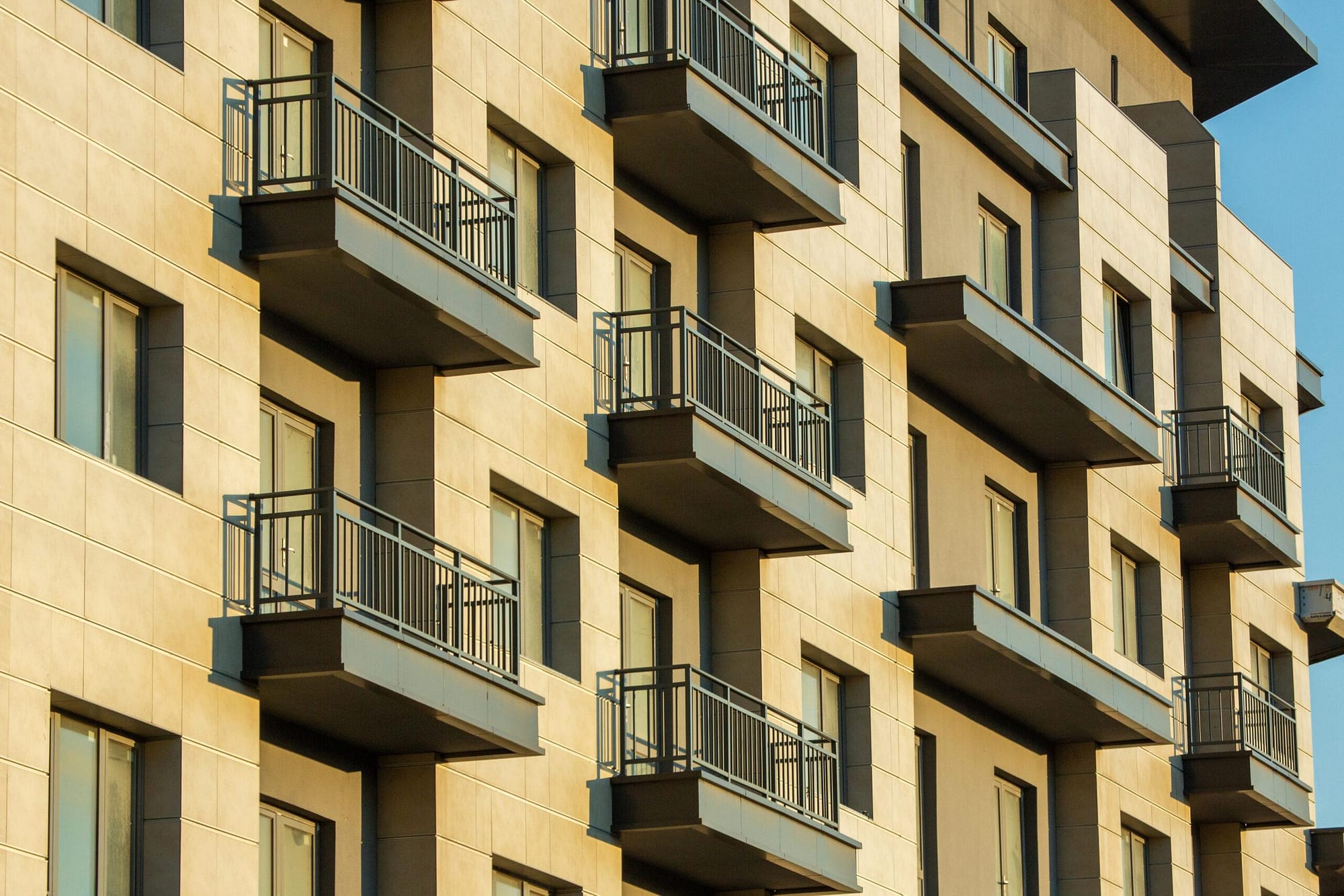 immeuble residentiel fenetres balcons scaled - Génération de lead, Achat contacts qualifiés, Ciblage et Détections projets