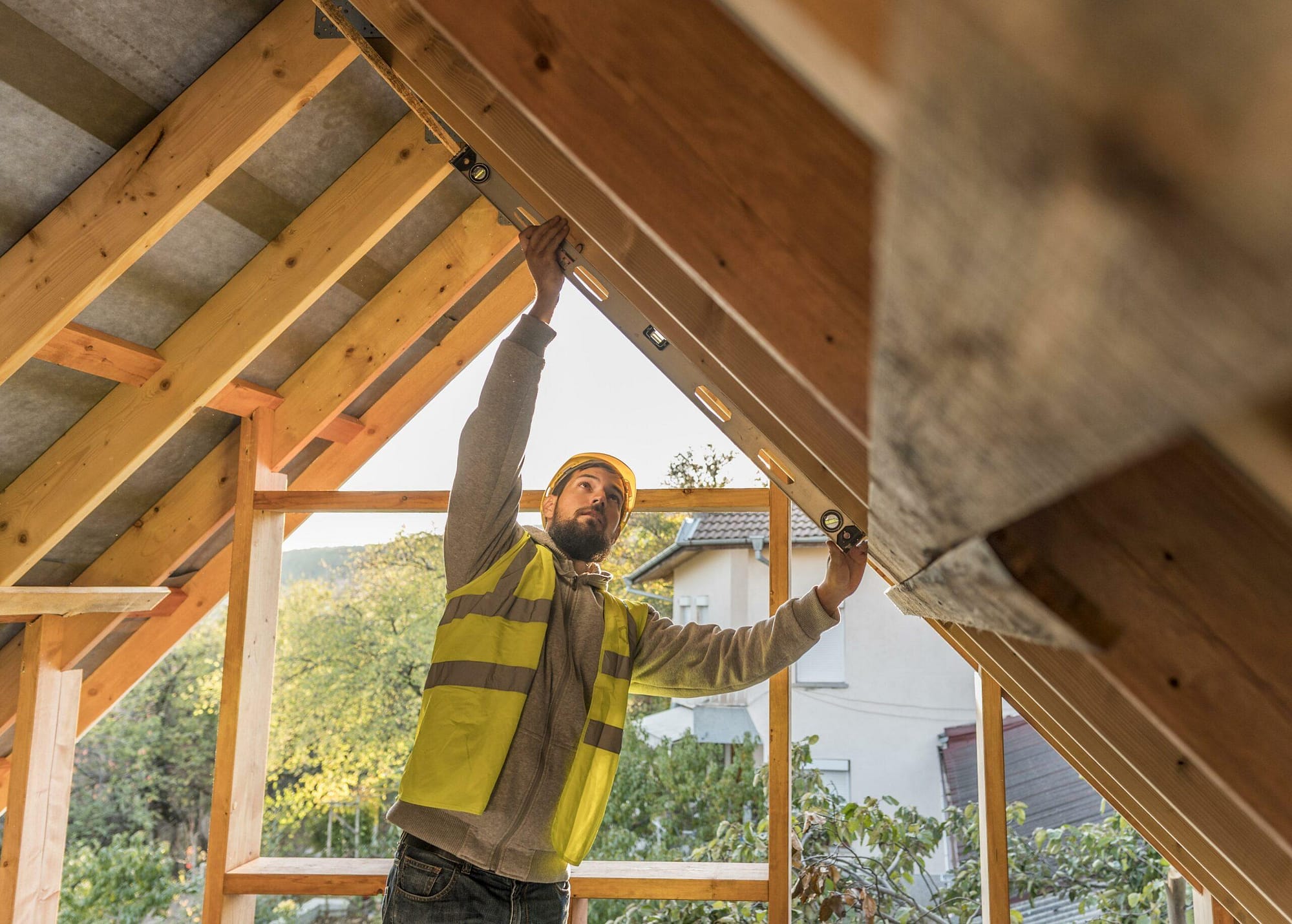 carpenter man working on roof scaled - Génération de leads pour l'Habitat